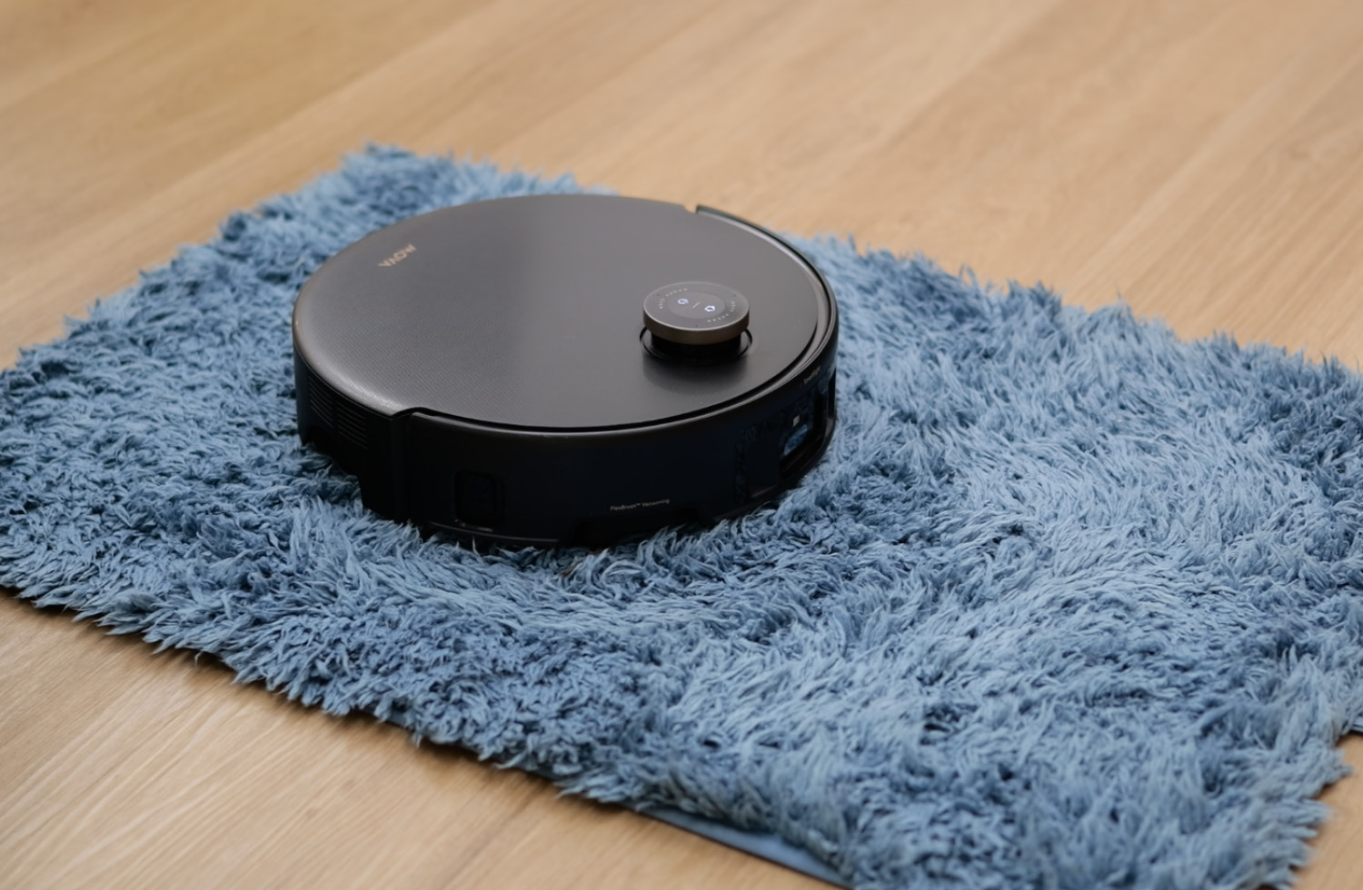 Der Mova Z60 Ultra Roller Complete hebt sein Gehäuse/Chassis über Teppichboden nach Einstellung an