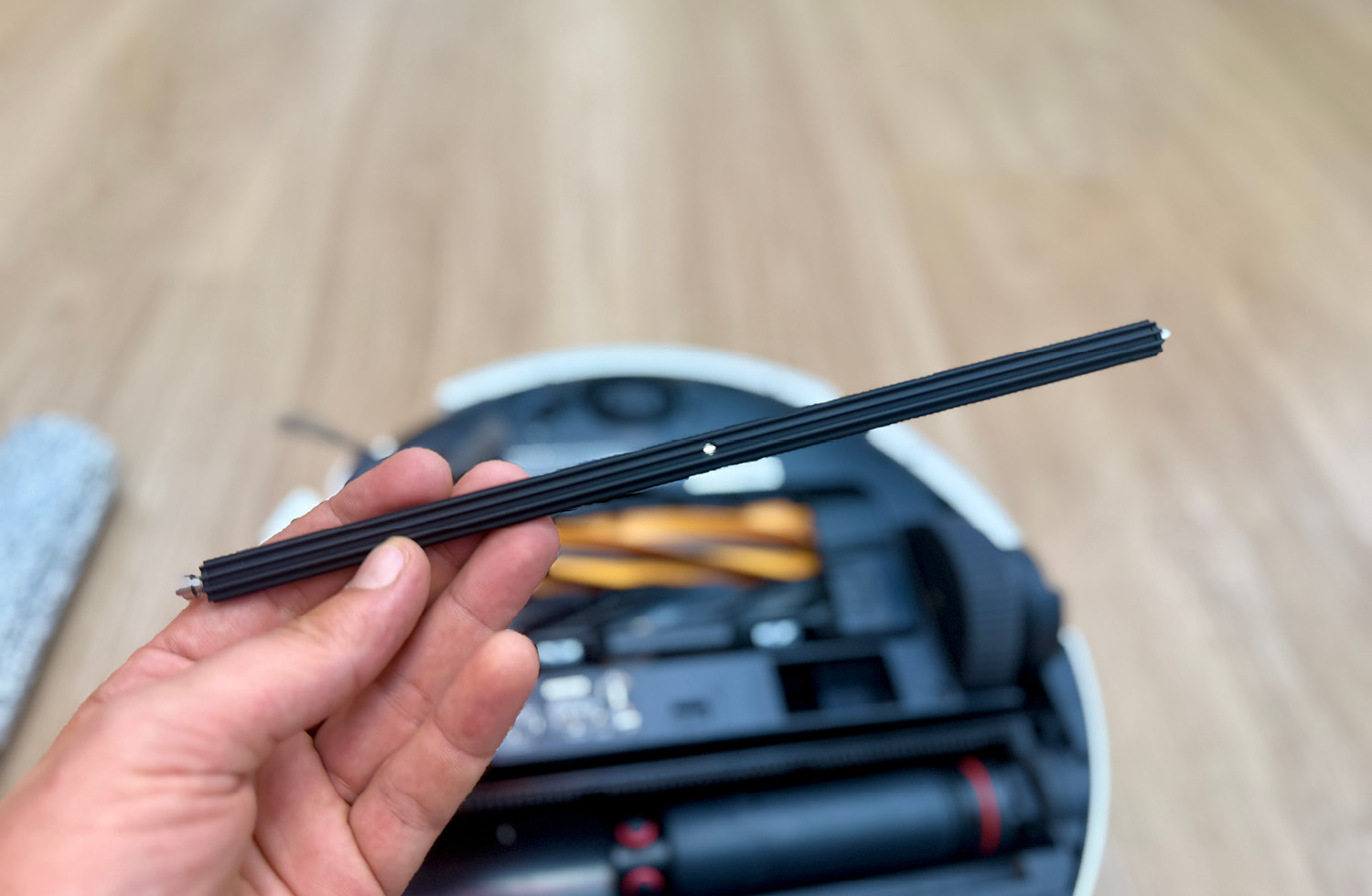 Diese Stange hält die Wischwalze fluffig