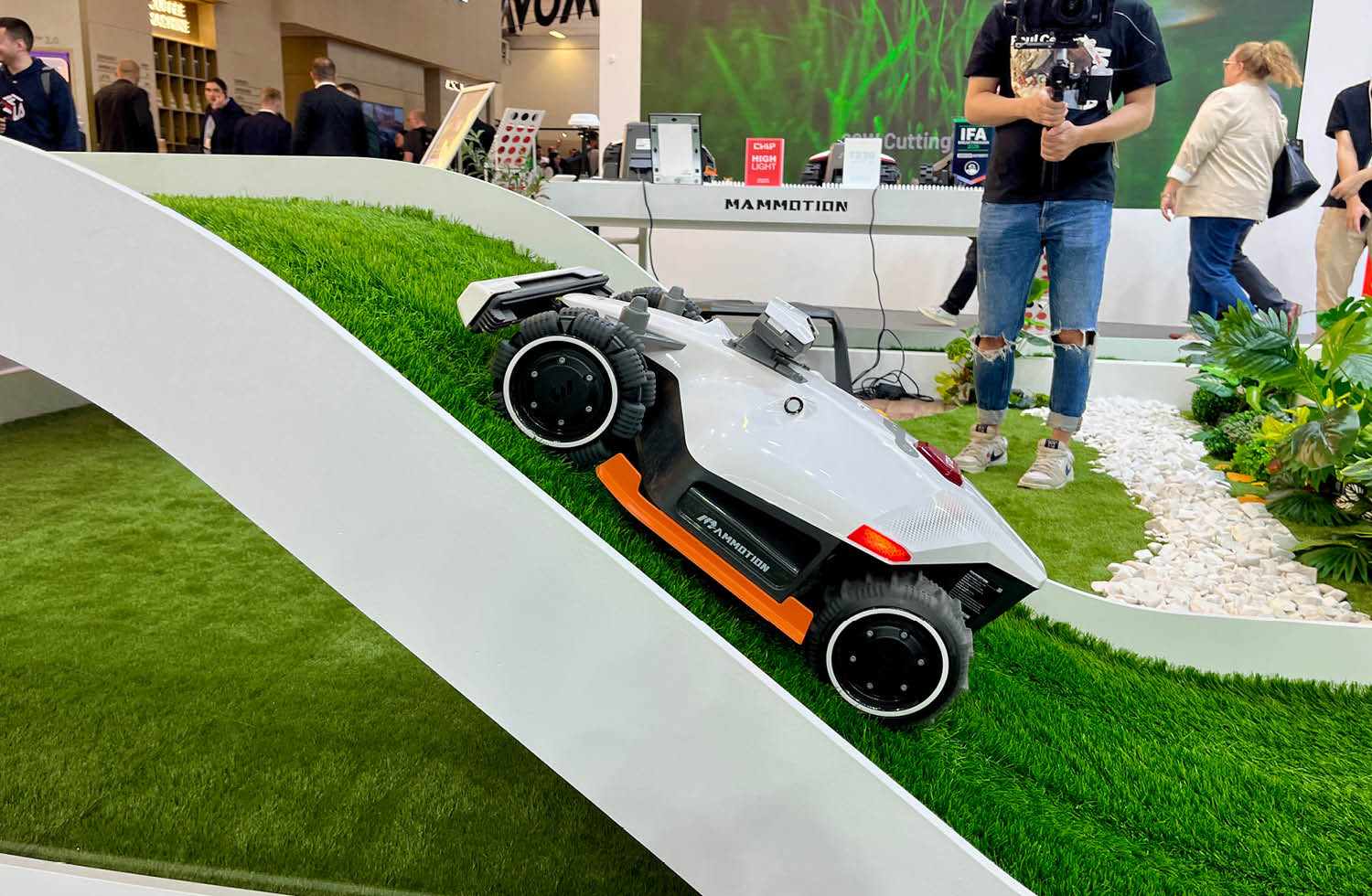 Mammotion IFA Stand Mähroboter Slope 1