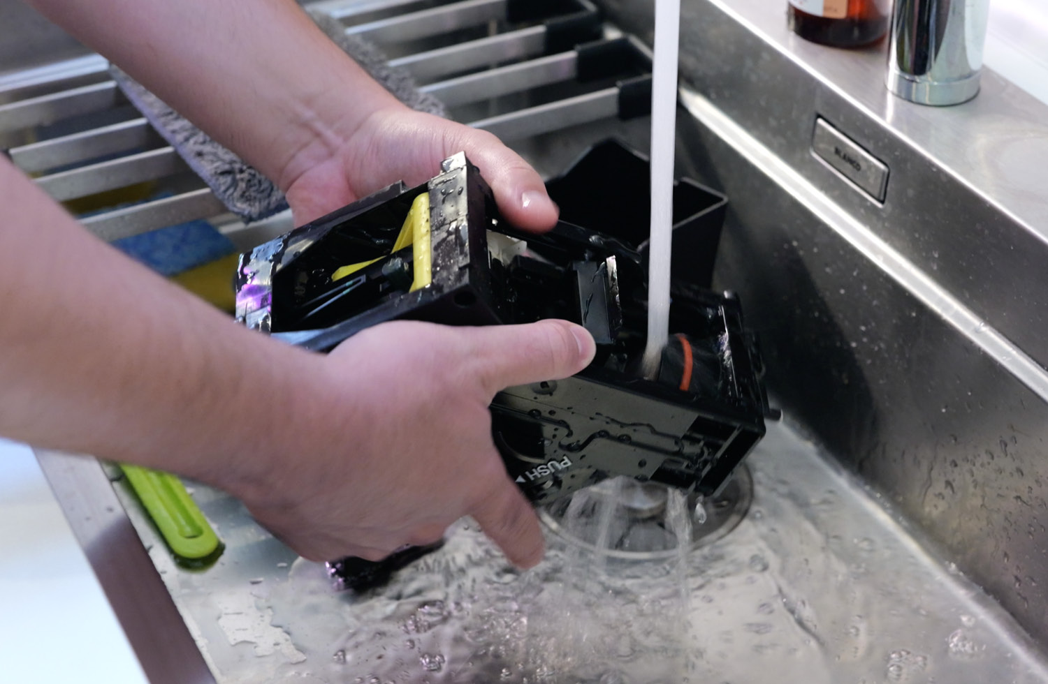 Hier wird die Brühgruppe abgespült