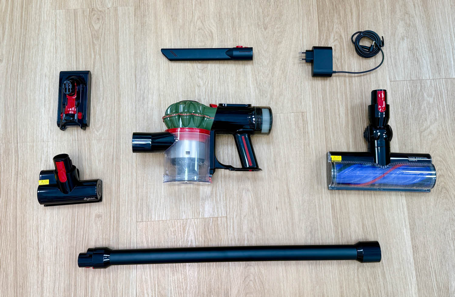 DerLieferumfang der Dyson V8 Cyclone