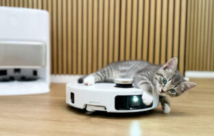 Der Wissenswert-Artikel von SmarthomeAssistent über Saugroboter für Tierhaushalte – Tipps zu Tierhaaraufnahme, Anti-Haar-Bürsten und geeigneten Modellen für Hunde- und Katzenbesitzer.