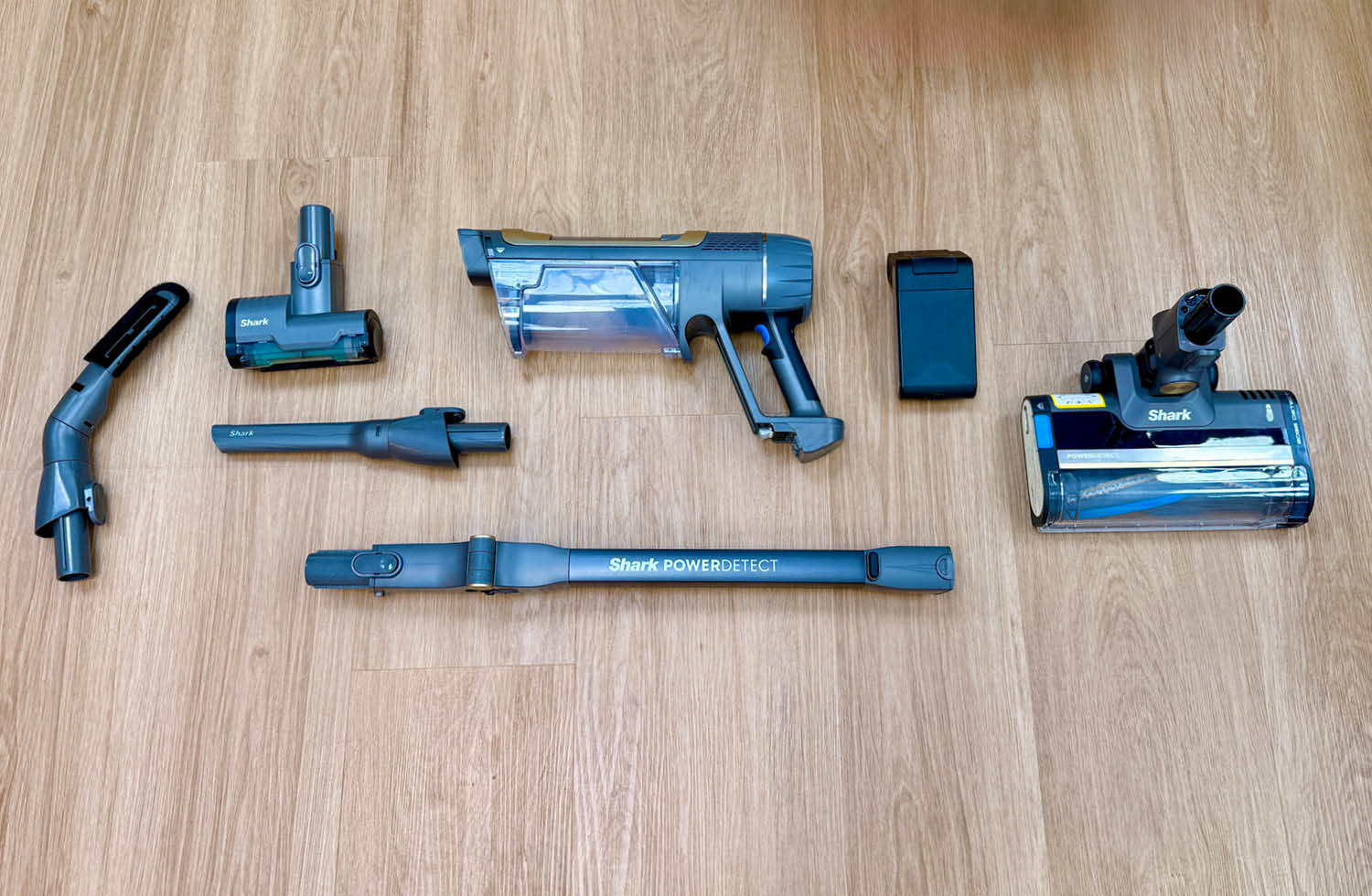 Der Lieferumfang des Shark Akkusaugers