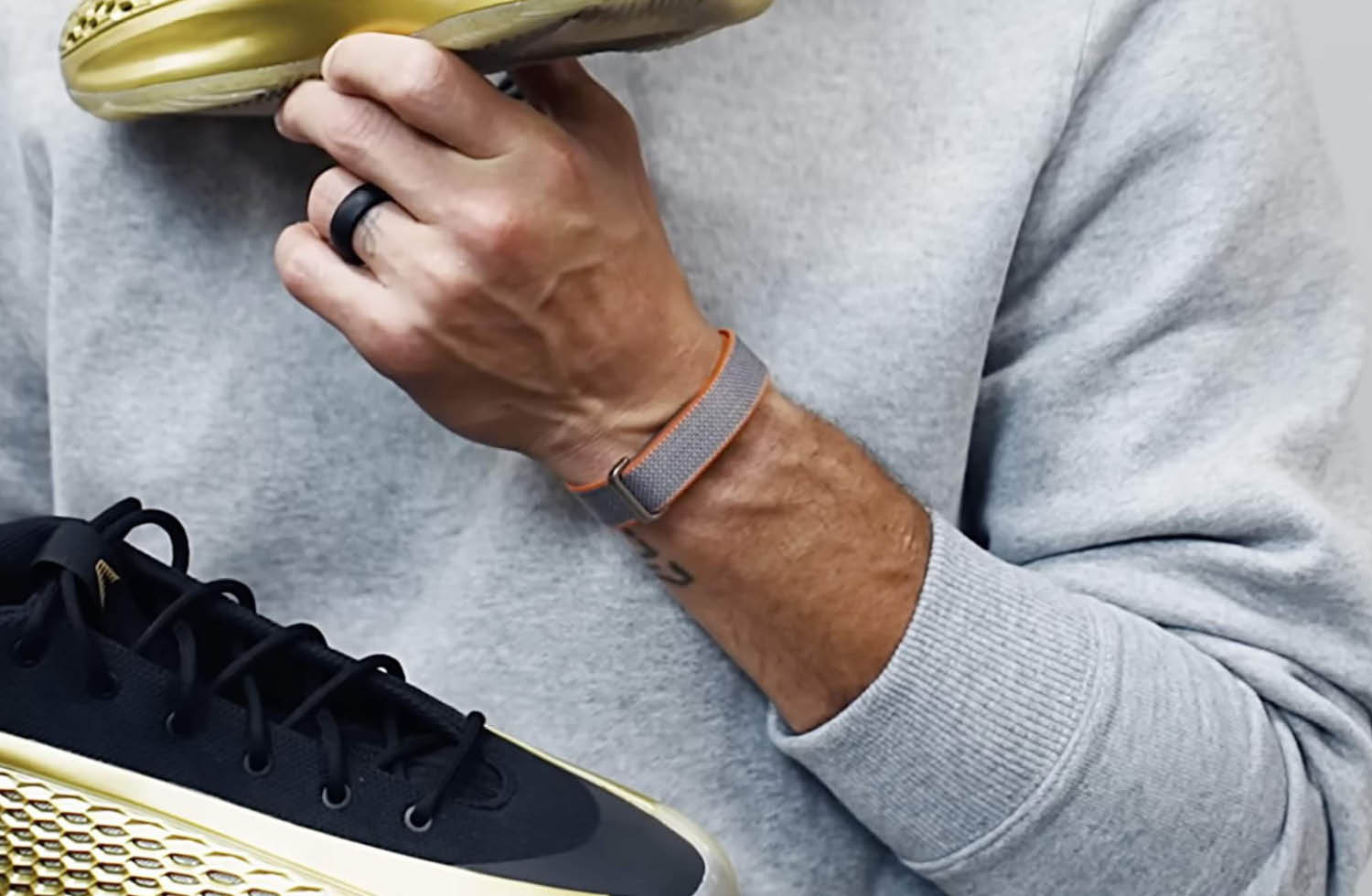 Bildschirmloses FitBit Armband getragen