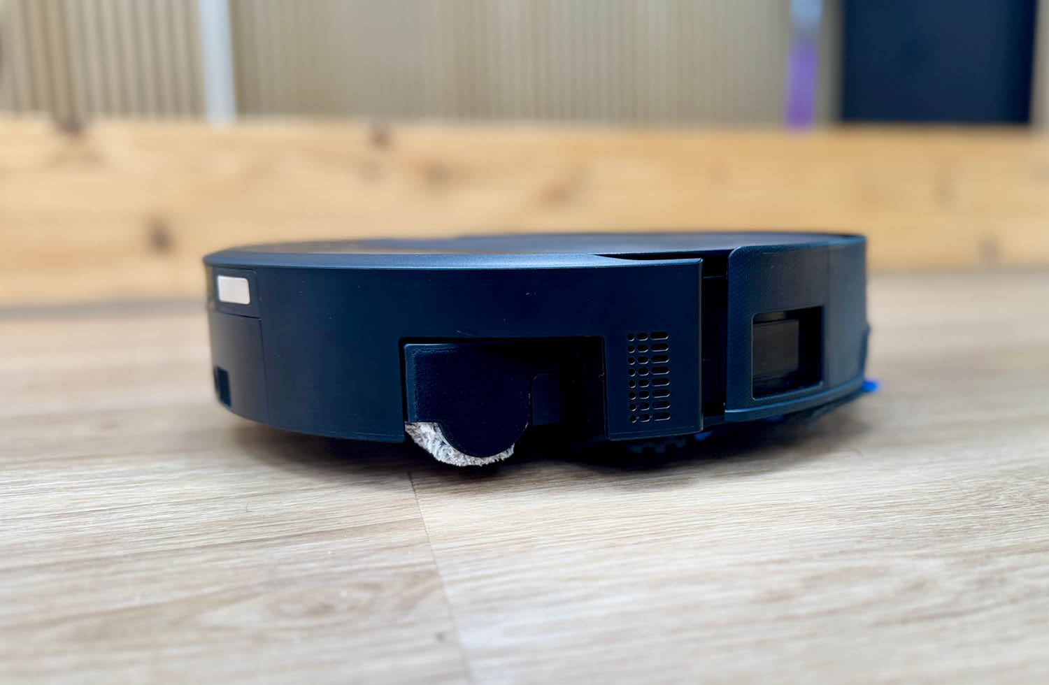 ECOVACS DEEBOT T90 PRO OMNI Wischwalze anheben