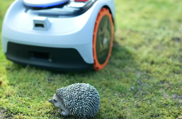 In unseren Test-Videos für Mähroboter führen wir auch immer einen Igeltest durch.