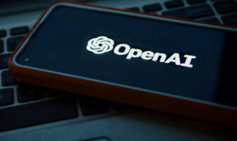 OpenAI arbeitet laut Bericht an einem eigenen Smartphone. Klassische Apps sollen darauf keine zentrale Rolle mehr spielen.