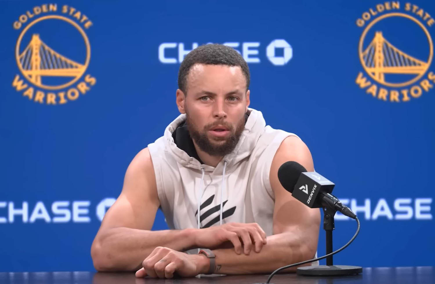 STeph Curry trägt ein bildschirmloses firbit armband