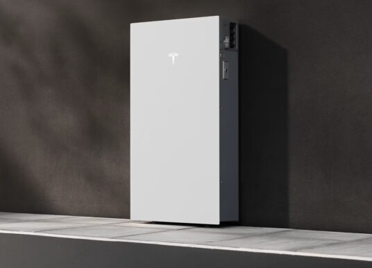 Tesla startet die Powerwall 3P in Deutschland
