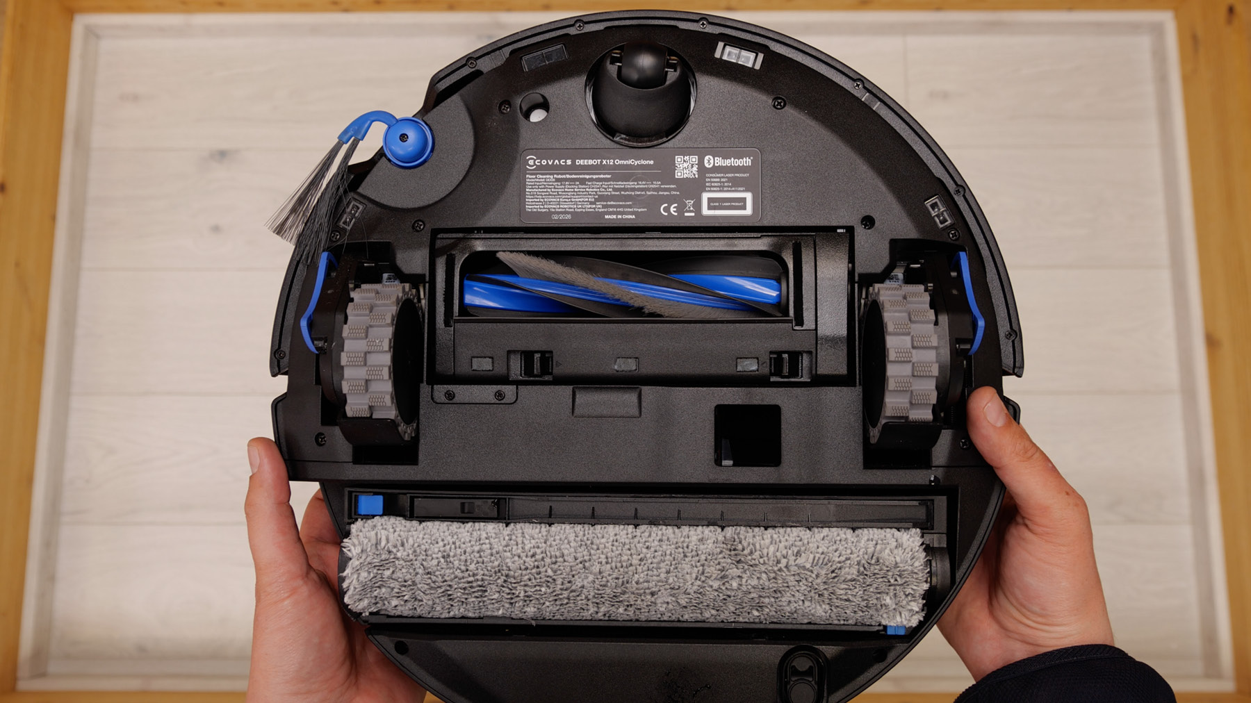 ECOVACS DEEBOT X12 PRO OMNI Haare Laminat