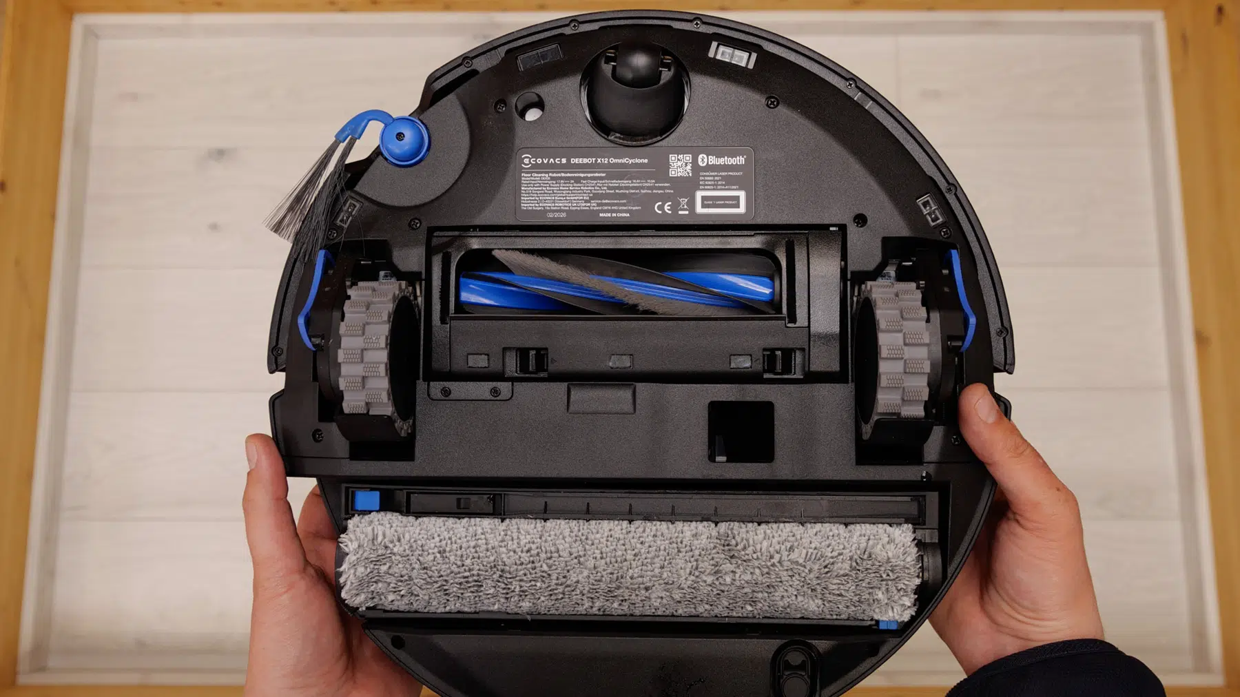 ECOVACS DEEBOT X12 OmniCyclone - Haare Laminat