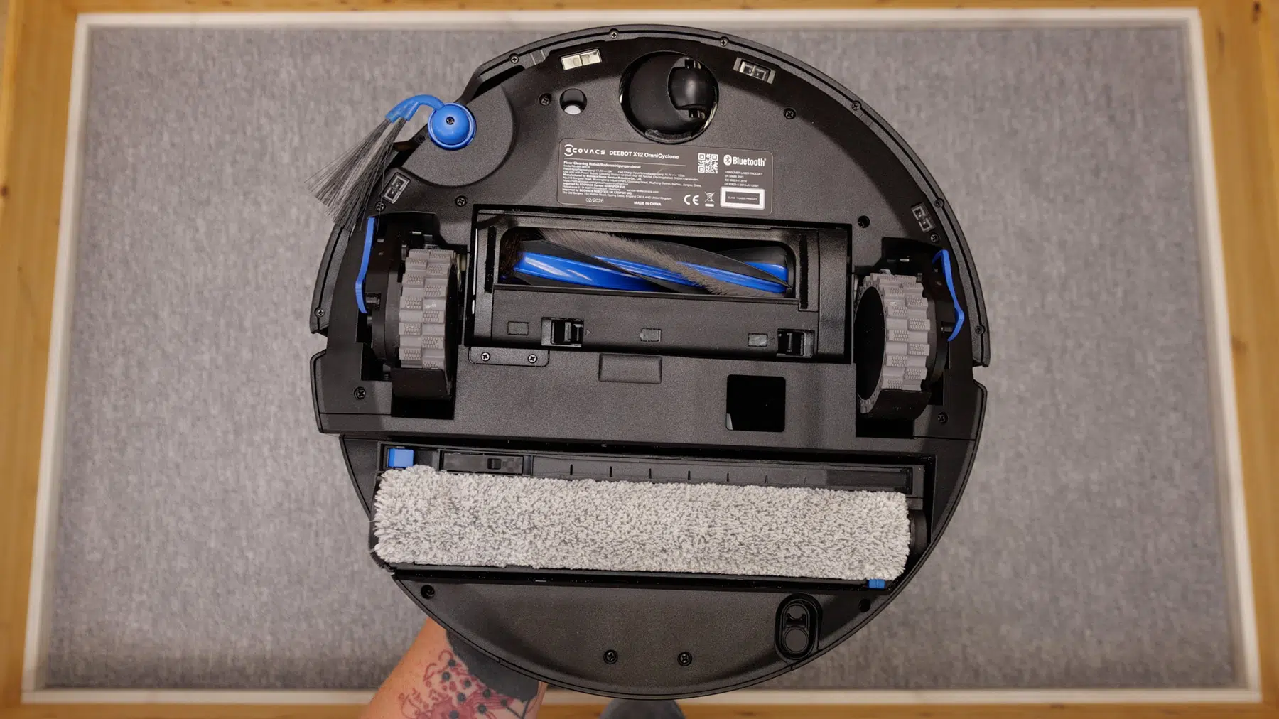 ECOVACS DEEBOT X12 OmniCyclone - Haare Teppich
