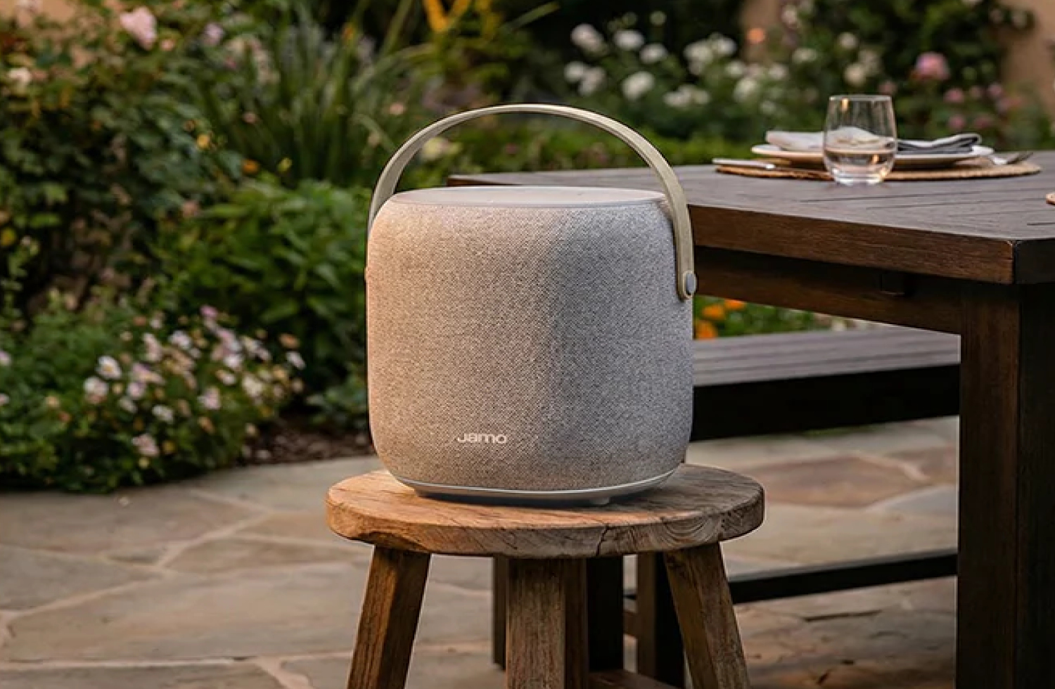 Jamo bringt im Juli 2026 die Bluetooth-Lautsprecher-Serie HYG in den Handel. Die Modelle Flow, Flex und Reflect bieten Bluetooth 6.0 und Auracast.