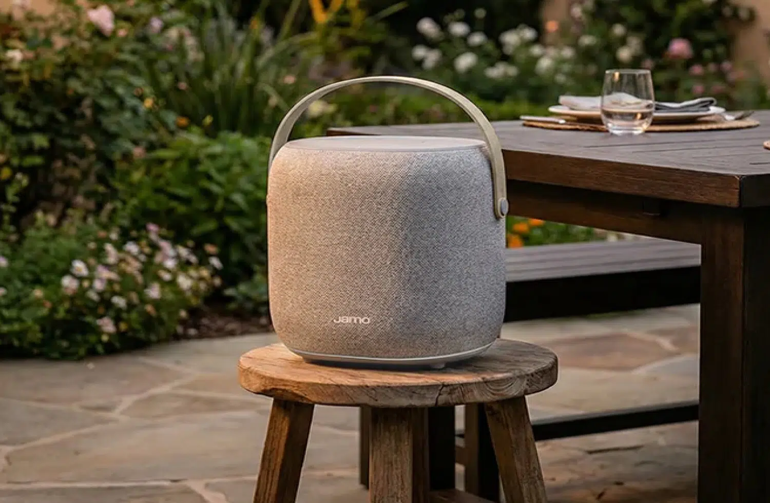 Jamo bringt im Juli 2026 die Bluetooth-Lautsprecher-Serie HYG in den Handel. Die Modelle Flow, Flex und Reflect bieten Bluetooth 6.0 und Auracast.