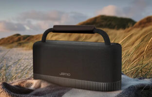 Jamo bringt im Juli 2026 die Bluetooth-Lautsprecher-Serie HYG in den Handel. Die Modelle Flow, Flex und Reflect bieten Bluetooth 6.0 und Auracast.
