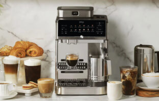 Die Ninja AutoBarista Pro für 899 € kommt mit einem wechselbaren 340 g Bohnenbehälter, einem 2,3 Liter Wassertank und Edelstahl-Elementen.