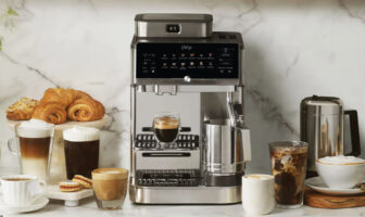 Die Ninja AutoBarista Pro für 899 € kommt mit einem wechselbaren 340 g Bohnenbehälter, einem 2,3 Liter Wassertank und Edelstahl-Elementen.