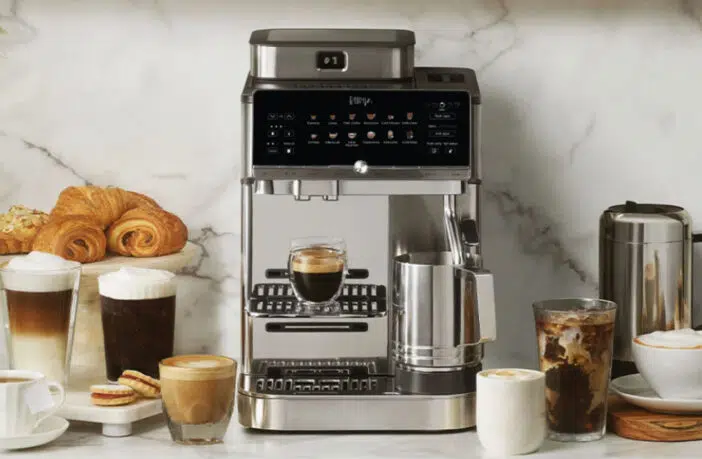 Die Ninja AutoBarista Pro für 899 € kommt mit einem wechselbaren 340 g Bohnenbehälter, einem 2,3 Liter Wassertank und Edelstahl-Elementen.