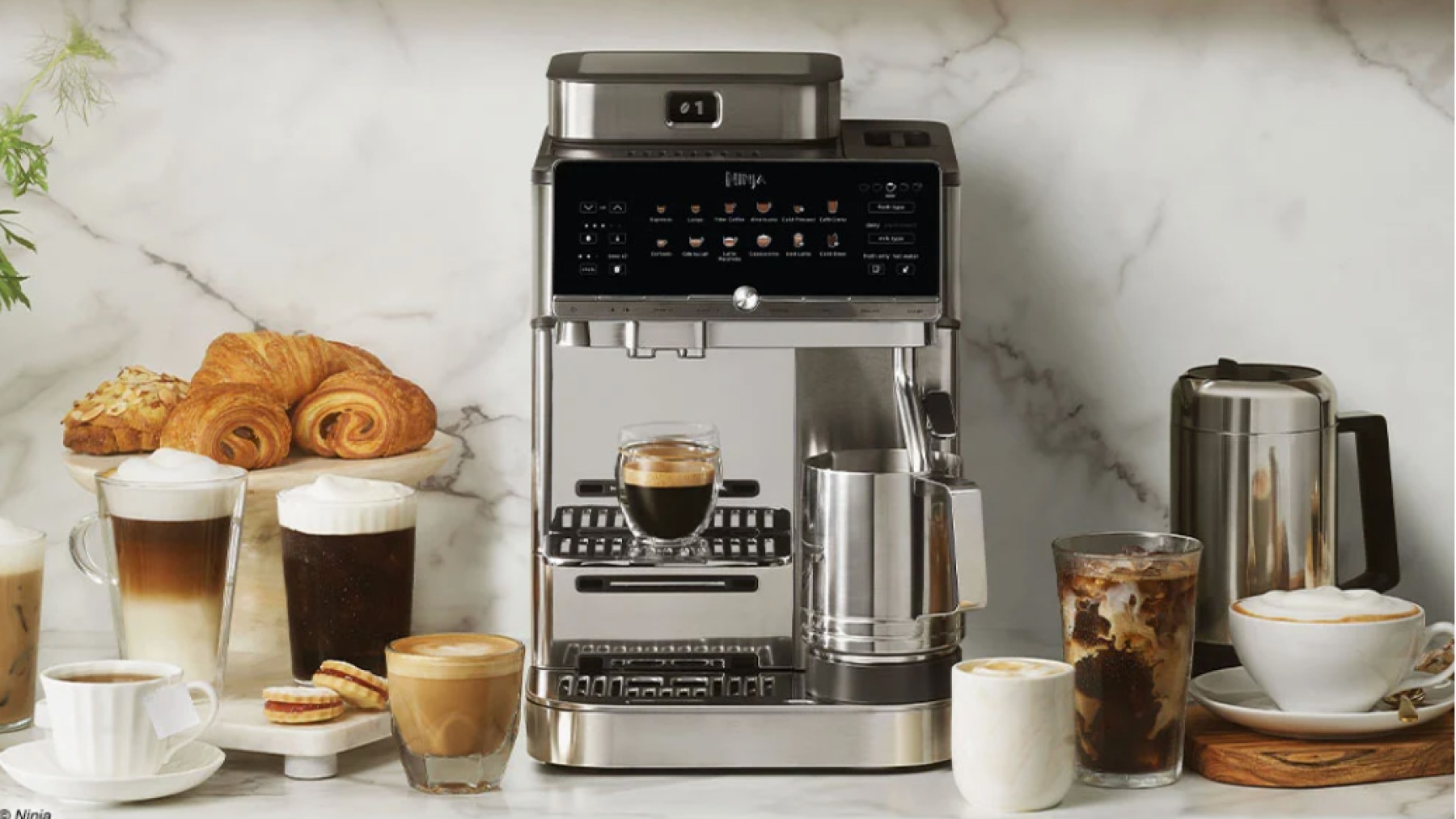 Die Ninja AutoBarista Pro für 899 € kommt mit einem wechselbaren 340 g Bohnenbehälter, einem 2,3 Liter Wassertank und Edelstahl-Elementen.