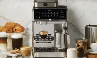 Die Ninja AutoBarista Pro für 899 € kommt mit einem wechselbaren 340 g Bohnenbehälter, einem 2,3 Liter Wassertank und Edelstahl-Elementen.
