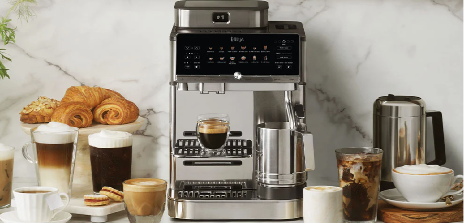 Die Ninja AutoBarista Pro für 899 € kommt mit einem wechselbaren 340 g Bohnenbehälter, einem 2,3 Liter Wassertank und Edelstahl-Elementen.