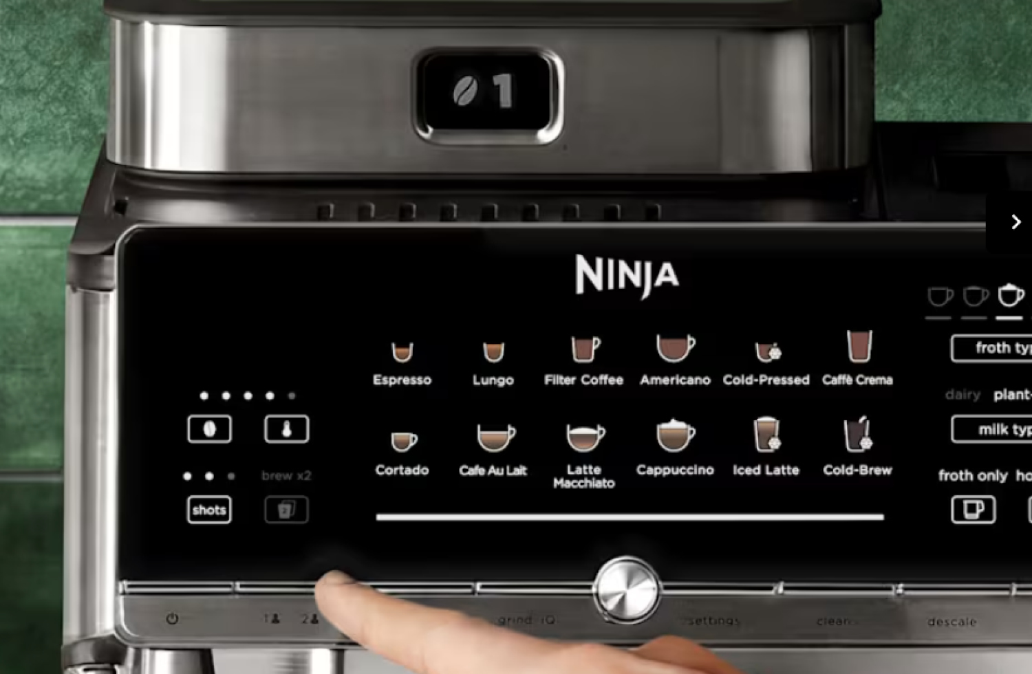  Die Ninja AutoBarista Pro für 899 € kommt mit einem wechselbaren 340 g Bohnenbehälter, einem 2,3 Liter Wassertank und Edelstahl-Elementen. 