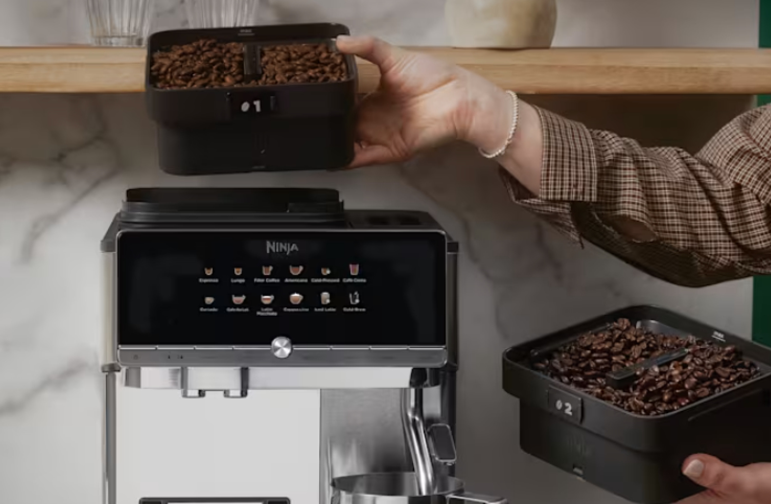  Die Ninja AutoBarista Pro für 899 Euro kommt mit einem wechselbaren 340 g Bohnenbehälter, einem 2,3 Liter Wassertank und Edelstahl-Elementen. 