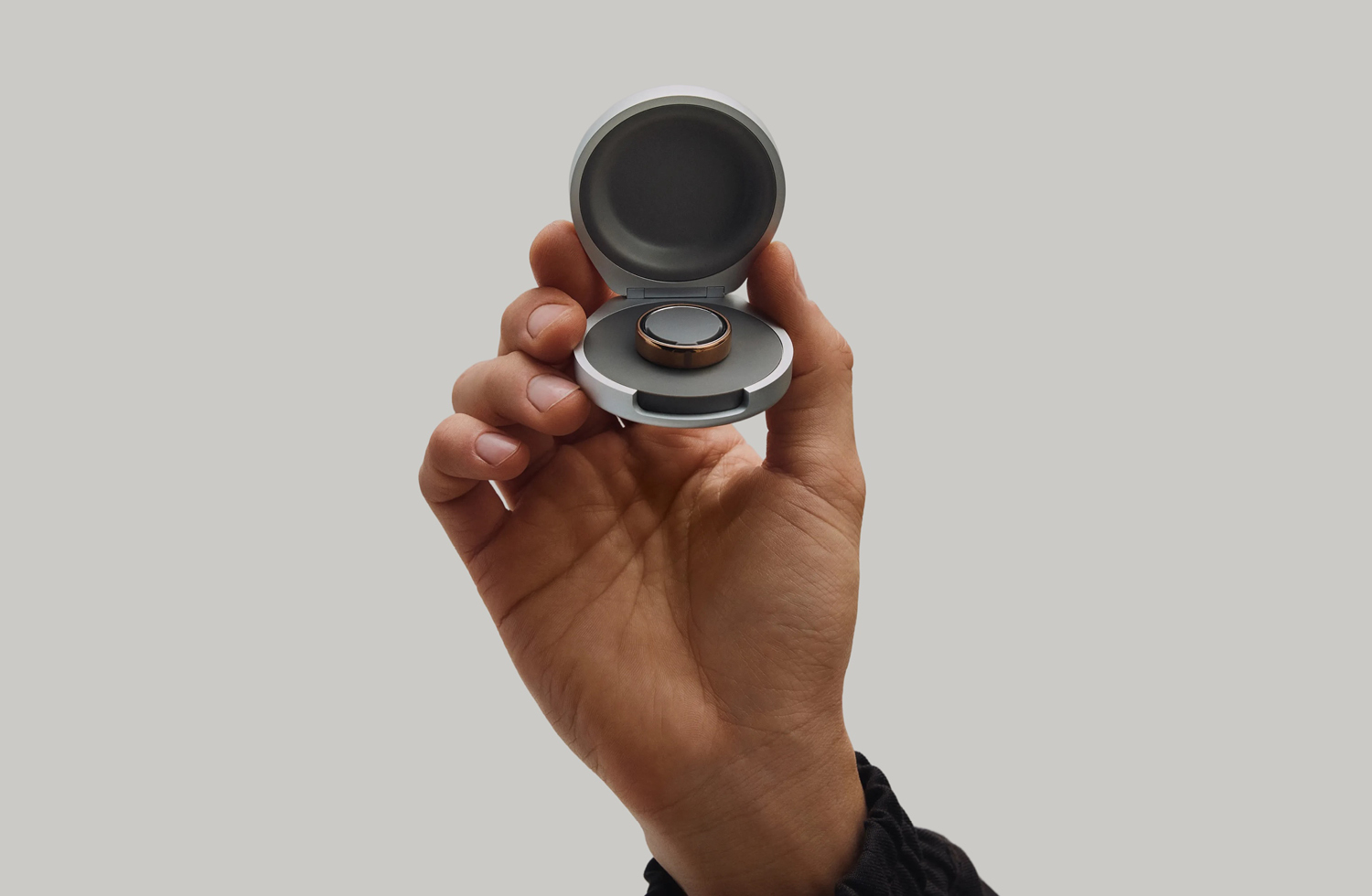 Der Oura Ring 5 startet mit kleinerem Gehäuse, neuer Sensorik, Live Activity Tracking und Ladecase. Preise beginnen bei 399 US-Dollar.