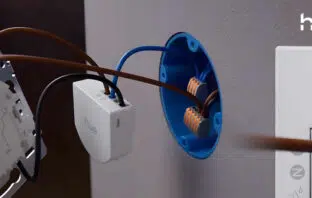 Philips Hue bringt vier neue Unterputzmodule: ein Wandschaltermodul ohne Batterie und drei Schaltaktoren für Deckenleuchten.