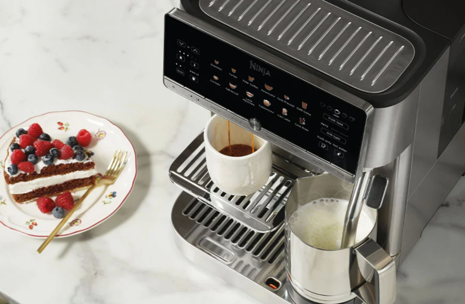 Die Ninja AutoBarista Pro für 899 € kommt mit einem wechselbaren 340 g Bohnenbehälter, einem 2,3 Liter Wassertank und Edelstahl-Elementen.