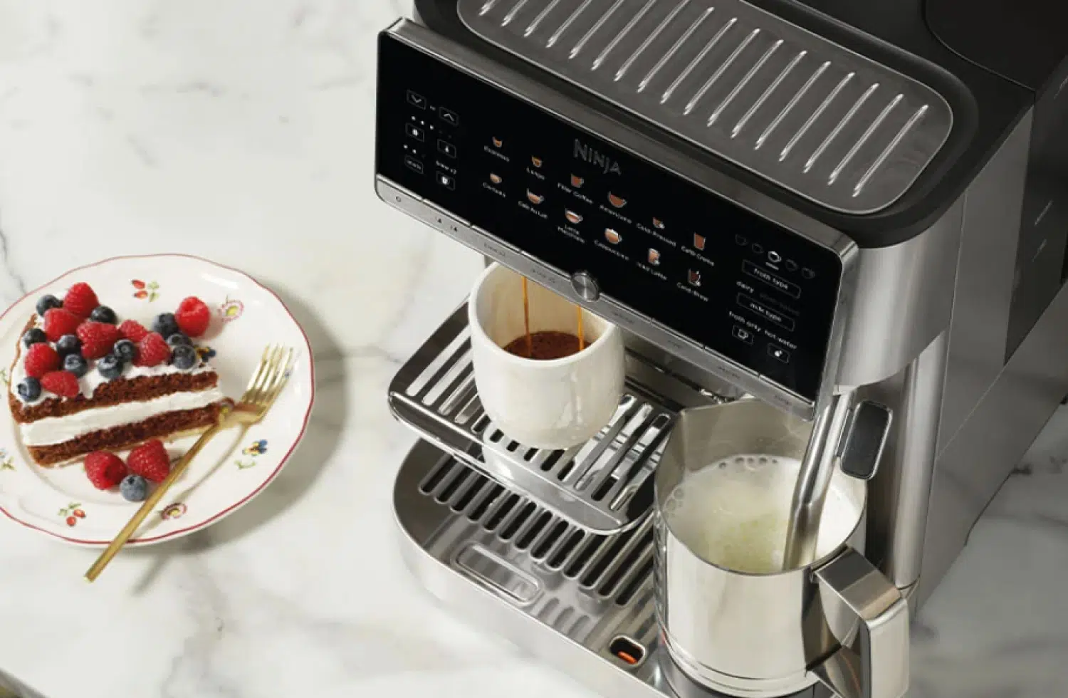 Die Ninja AutoBarista Pro für 899 € kommt mit einem wechselbaren 340 g Bohnenbehälter, einem 2,3 Liter Wassertank und Edelstahl-Elementen.