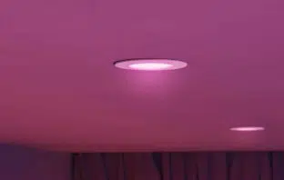 Philips Hue überarbeitet die Slim Einbauleuchte. Neu sind Matter over Thread und ein größerer Farbtemperaturbereich.
