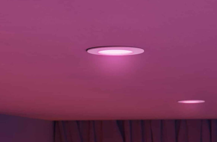 Philips Hue überarbeitet die Slim Einbauleuchte. Neu sind Matter over Thread und ein größerer Farbtemperaturbereich.
