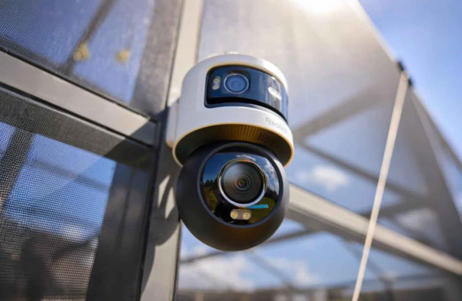 Reolink OMVI 3i PoE im Überblick: PoE-Außenkamera mit 18 MP, 180-Grad-Panorama, PT-Tracking, KI-Erkennung, Nachtsicht und lokaler Speicherung.
