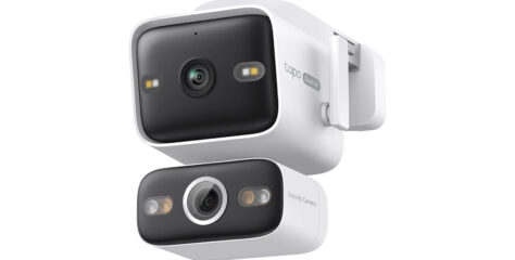 Die TP-Link Tapo C575D ist eine kabelgebundene Außenkamera mit zwei Objektiven und 4K-Auflösung. Sie kombiniert ein Ultraweitwinkelobjektiv mit einer schwenk- und neigbaren Kamera, um größere Bereiche rund ums Haus ohne starke tote Winkel zu erfassen.