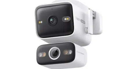 Die TP-Link Tapo C575D ist eine kabelgebundene Außenkamera mit zwei Objektiven und 4K-Auflösung. Sie kombiniert ein Ultraweitwinkelobjektiv mit einer schwenk- und neigbaren Kamera, um größere Bereiche rund ums Haus ohne starke tote Winkel zu erfassen.