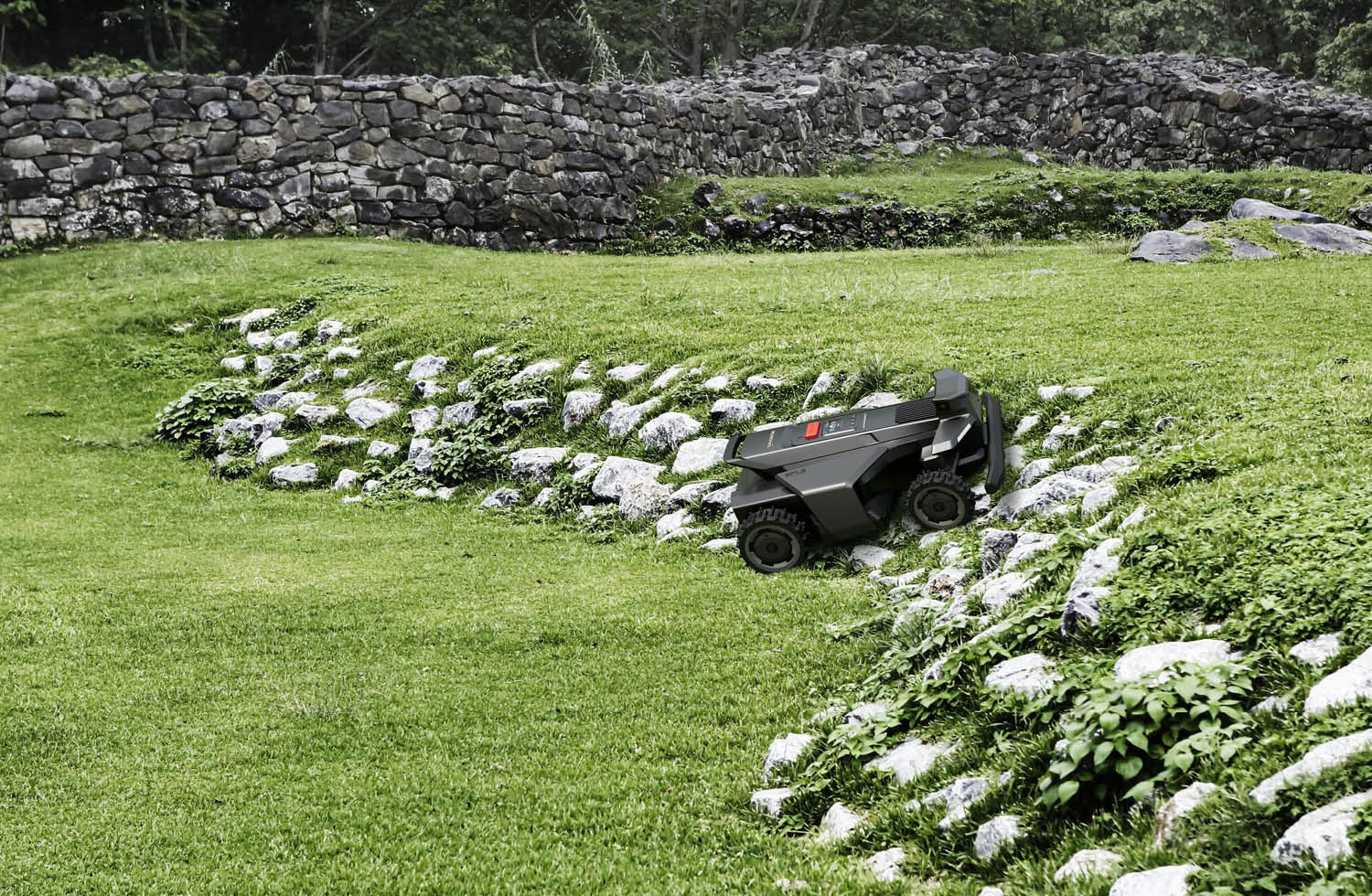 Der X420 ist für größere Rasenflächen bis 2.000 m² ausgelegt und bringt mit Xero-Turn™ AWD einen Allradantrieb mit.