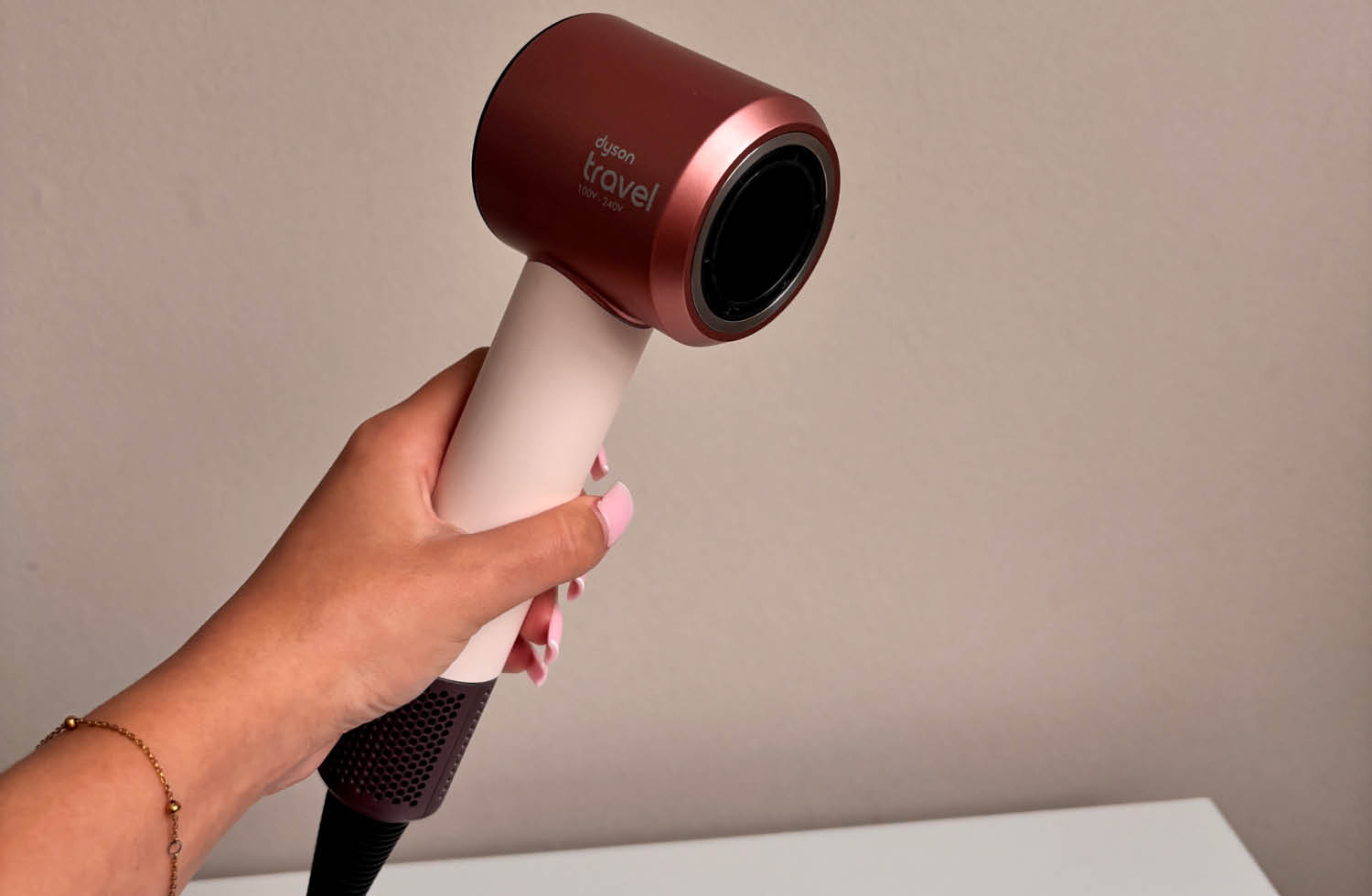der dyson supersonic travel liegt sehr angenehm in der hand