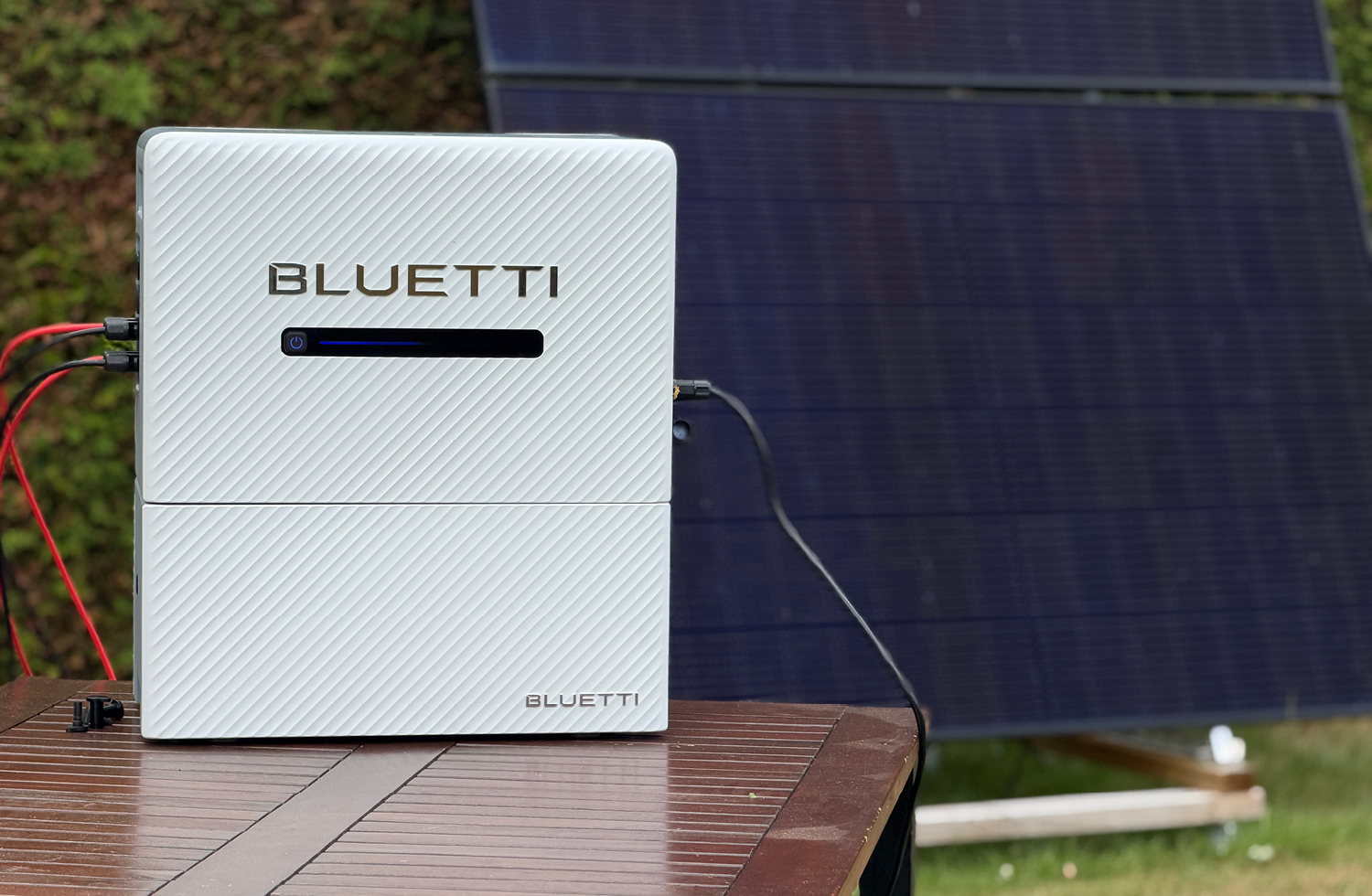 Mit dem BLUETTI Balco 260 Solar Power System lässt sich intensive Sonneneinstrahlung in kostenlosen Strom umwandeln.