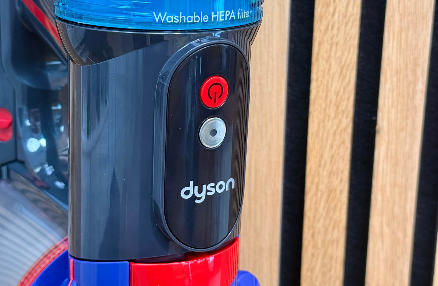 Die Bedienung des Dyson V10 Konical