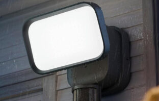Govee startet einen Outdoor-Wandstrahler mit 3.000 Lumen, Bewegungsmelder, RGBWW-LEDs, IP65 und Matter-Unterstützung.