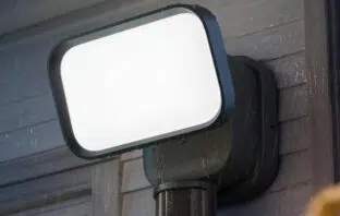 Govee startet einen Outdoor-Wandstrahler mit 3.000 Lumen, Bewegungsmelder, RGBWW-LEDs, IP65 und Matter-Unterstützung.