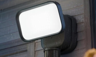 Govee startet einen Outdoor-Wandstrahler mit 3.000 Lumen, Bewegungsmelder, RGBWW-LEDs, IP65 und Matter-Unterstützung.