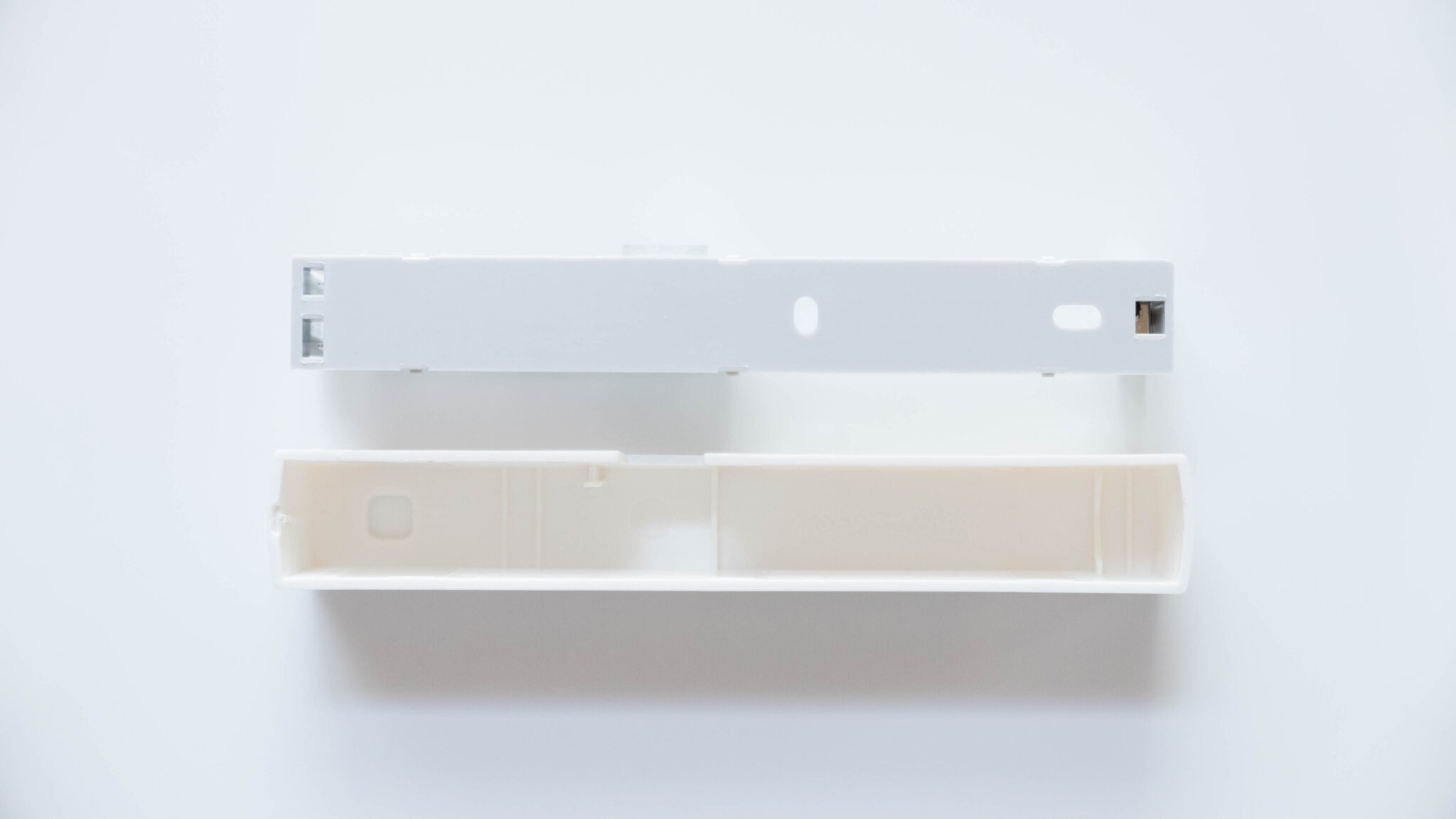 Homematic-IP-Tür-und-Fensterkontakt-zerlegt-hinten