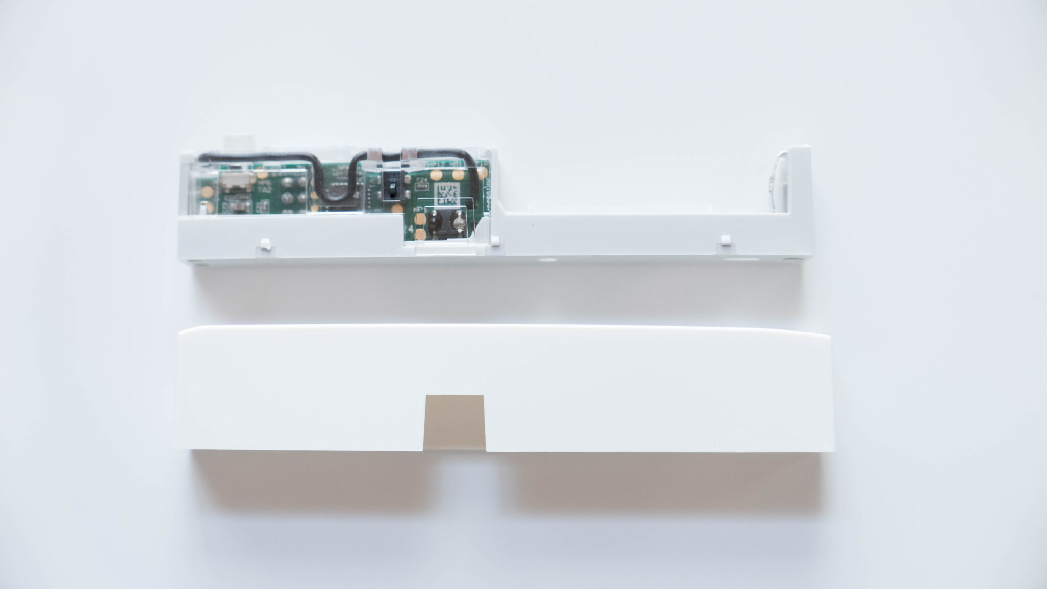 Homematic-IP-Tür-und-Fensterkontakt-zerlegt-rechts