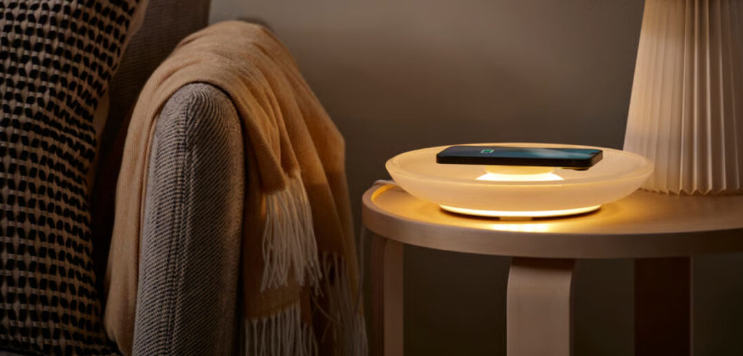 KEA VÄSTMÄRKE: Glasschale mit Qi-Ladepad, Leuchte und Ablage für 19,99 €. Design, Funktionen und Verfügbarkeit im Überblick.