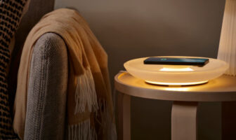 KEA VÄSTMÄRKE: Glasschale mit Qi-Ladepad, Leuchte und Ablage für 19,99 €. Design, Funktionen und Verfügbarkeit im Überblick.