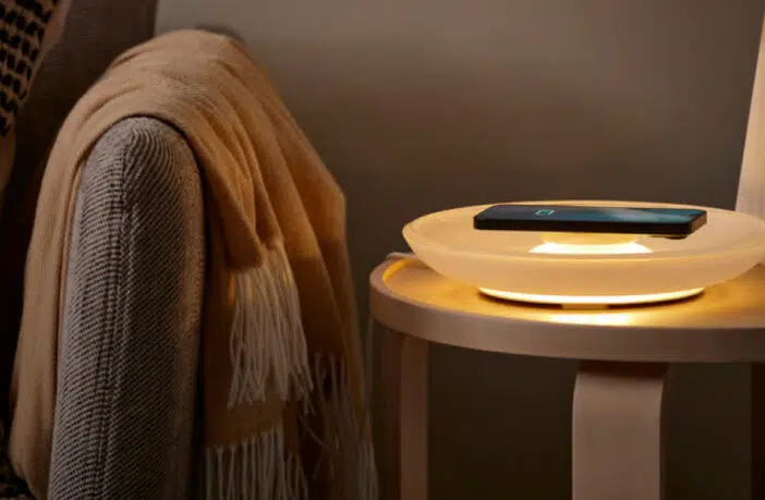 KEA VÄSTMÄRKE: Glasschale mit Qi-Ladepad, Leuchte und Ablage für 19,99 €. Design, Funktionen und Verfügbarkeit im Überblick.