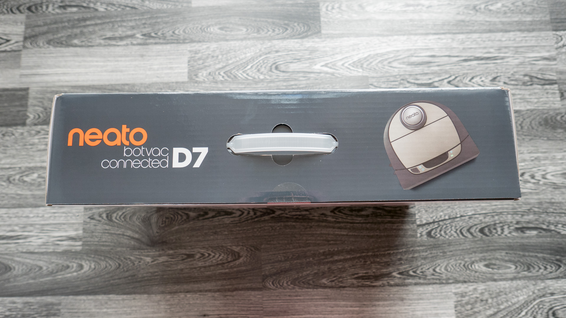 Neato Botvac D7 Unboxing 02