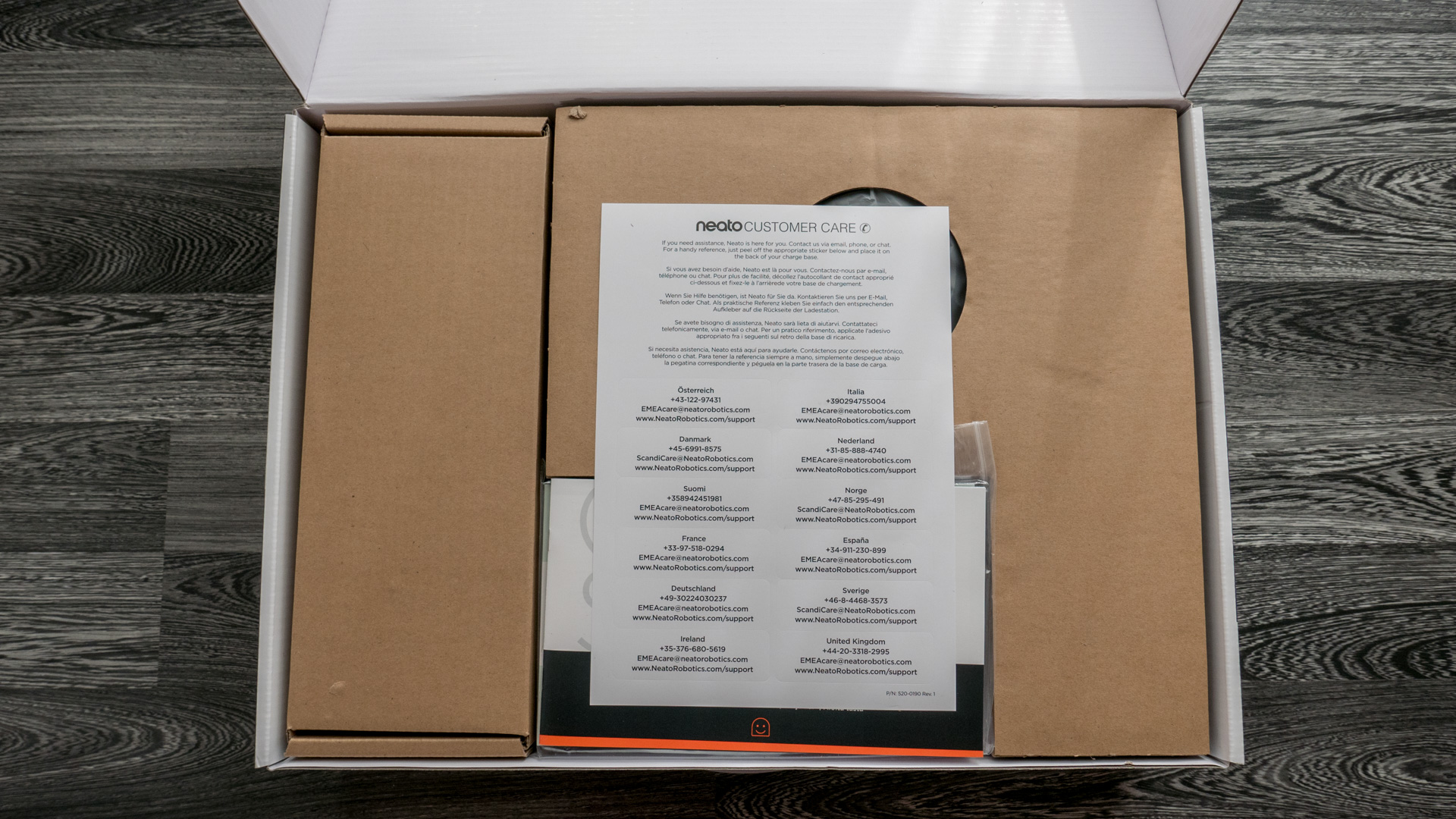 Neato Botvac D7 Unboxing 07
